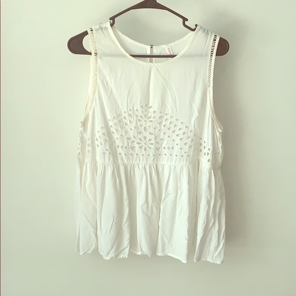 White blouse - Picture 1 of 3